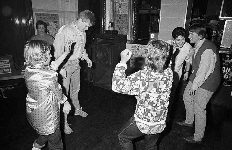 Life in an Inner Melbourne Housing Estate, 1986: Australia : Richard Moore : Journalist : Photographer :